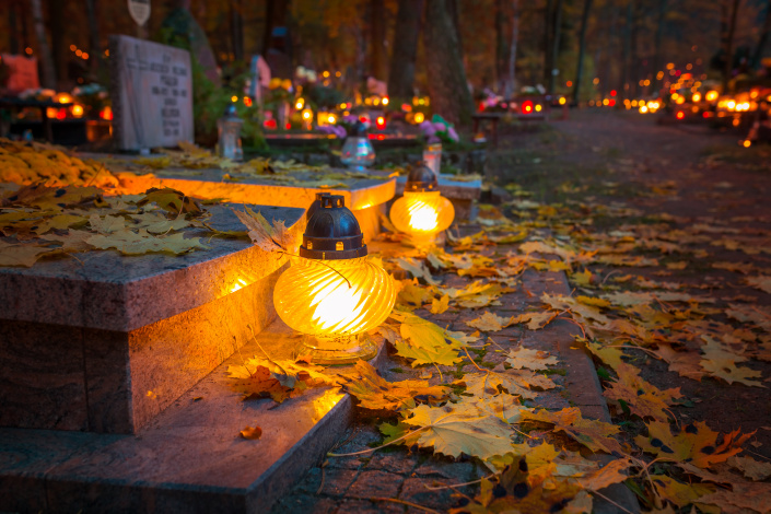 Svíčky na hřbitově