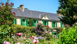 Monetovu zahradu a dům najdete v městečku Giverny, ve francouzské Normandii